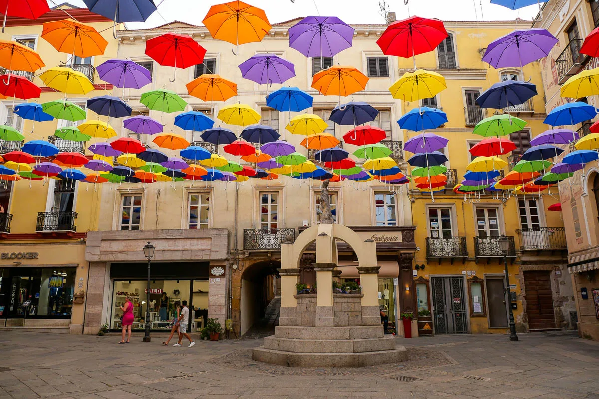 Iglesias Piazza Lamarmora fontaine parapluies suspendus Sardaigne Italie