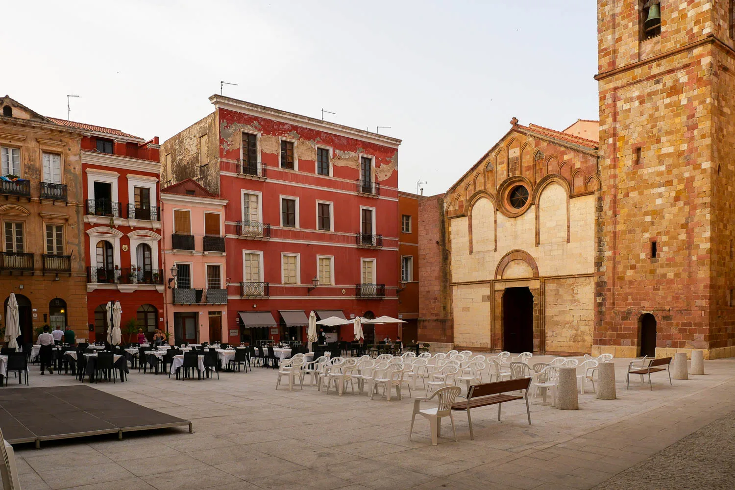 Visiter Iglesias Piazza Municipio Sardaigne Italie
