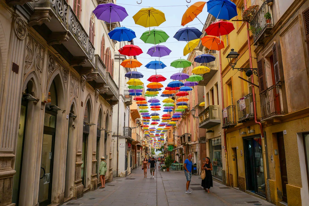 Visiter Iglesias rue parapluies suspendus Sardaigne Italie