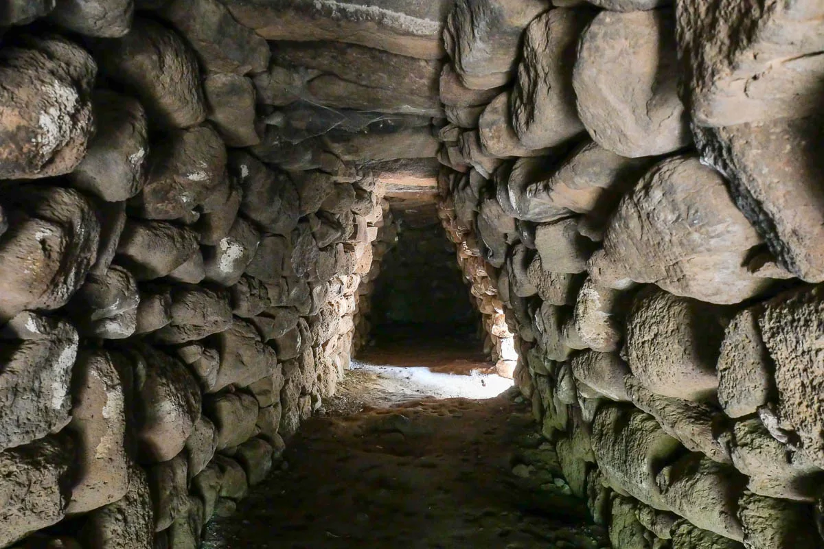 Nuraghe di Santa Cristina cabane allongée intérieur site nuragique Sardaigne Italie