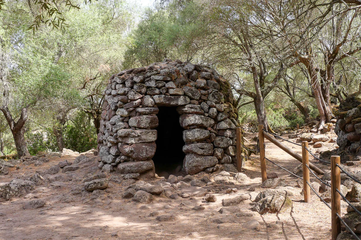 Nuraghe di Santa Cristina cabane allongée site nuragique Sardaigne Italie