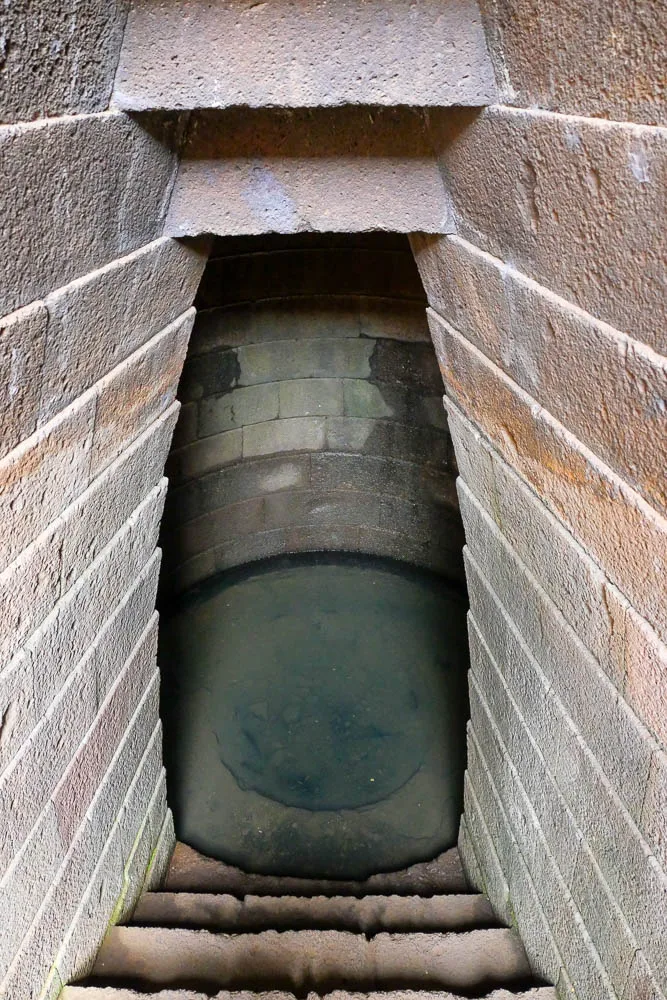Nuraghe di Santa Cristina temple puits sacré intérieur eau site nuragique Sardaigne Italie
