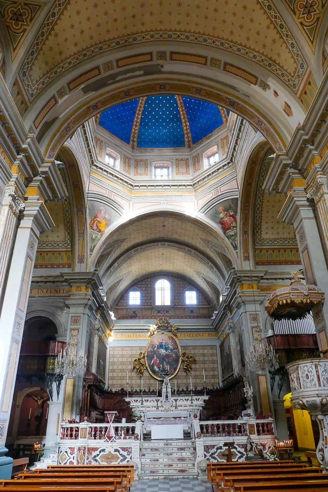 Intérieur cathédrale Santa Maria Assunta visiter Oristano Sardaigne