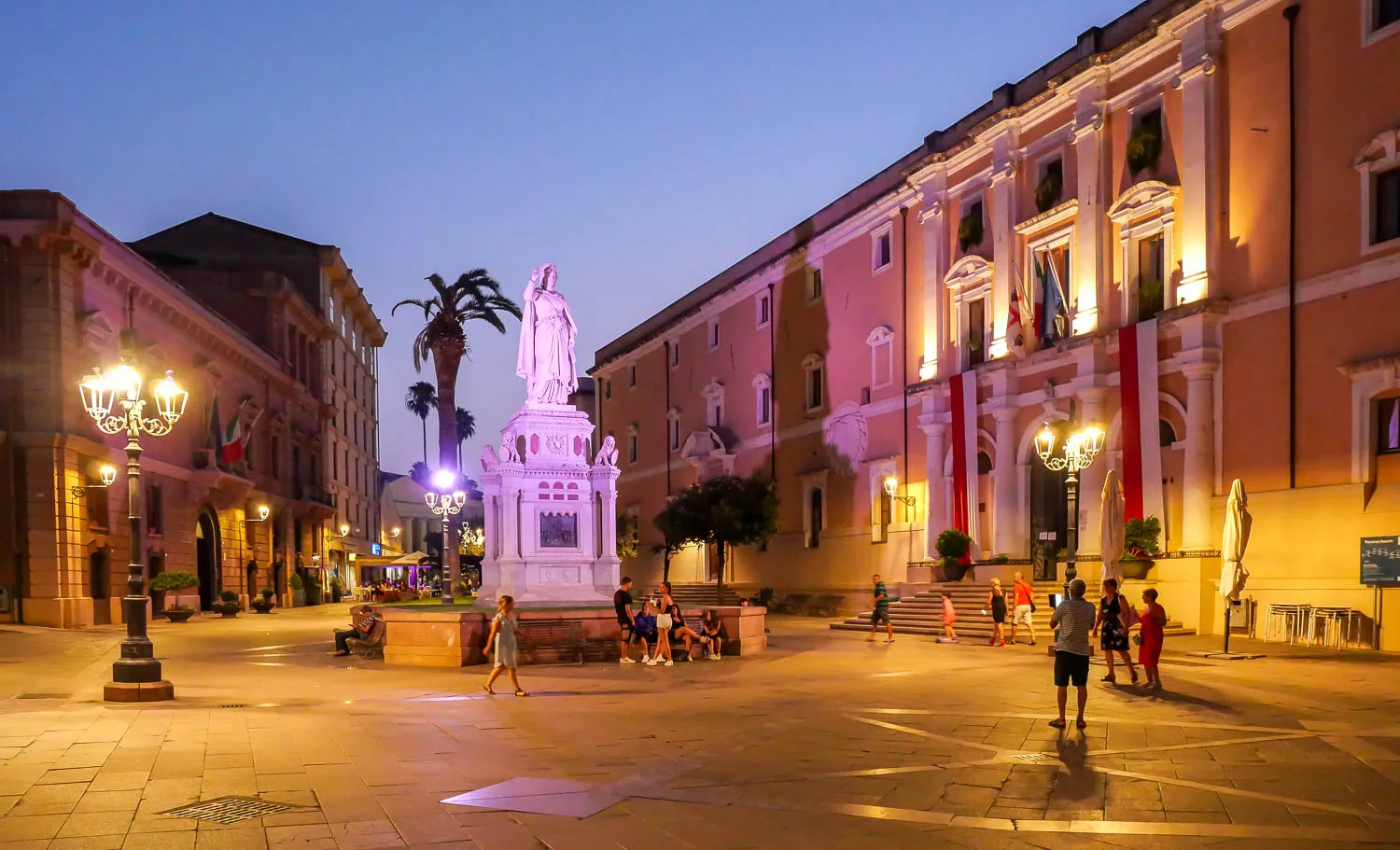 Piazza Eleonora d'Arborea de nuit visiter Oristano Sardaigne Italie