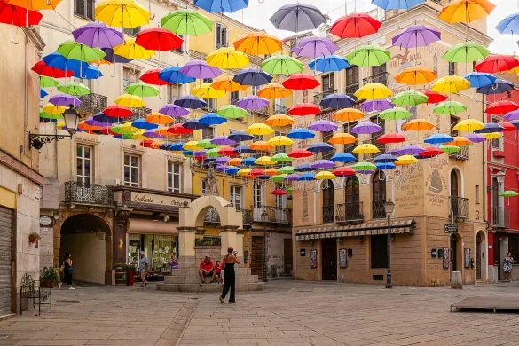 Visiter Iglesias Sardaigne Italie ville médiévale parapluies suspendus