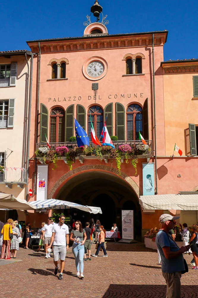 Visiter Alba place Piazza Risorgimento Piazza Duomo Italie