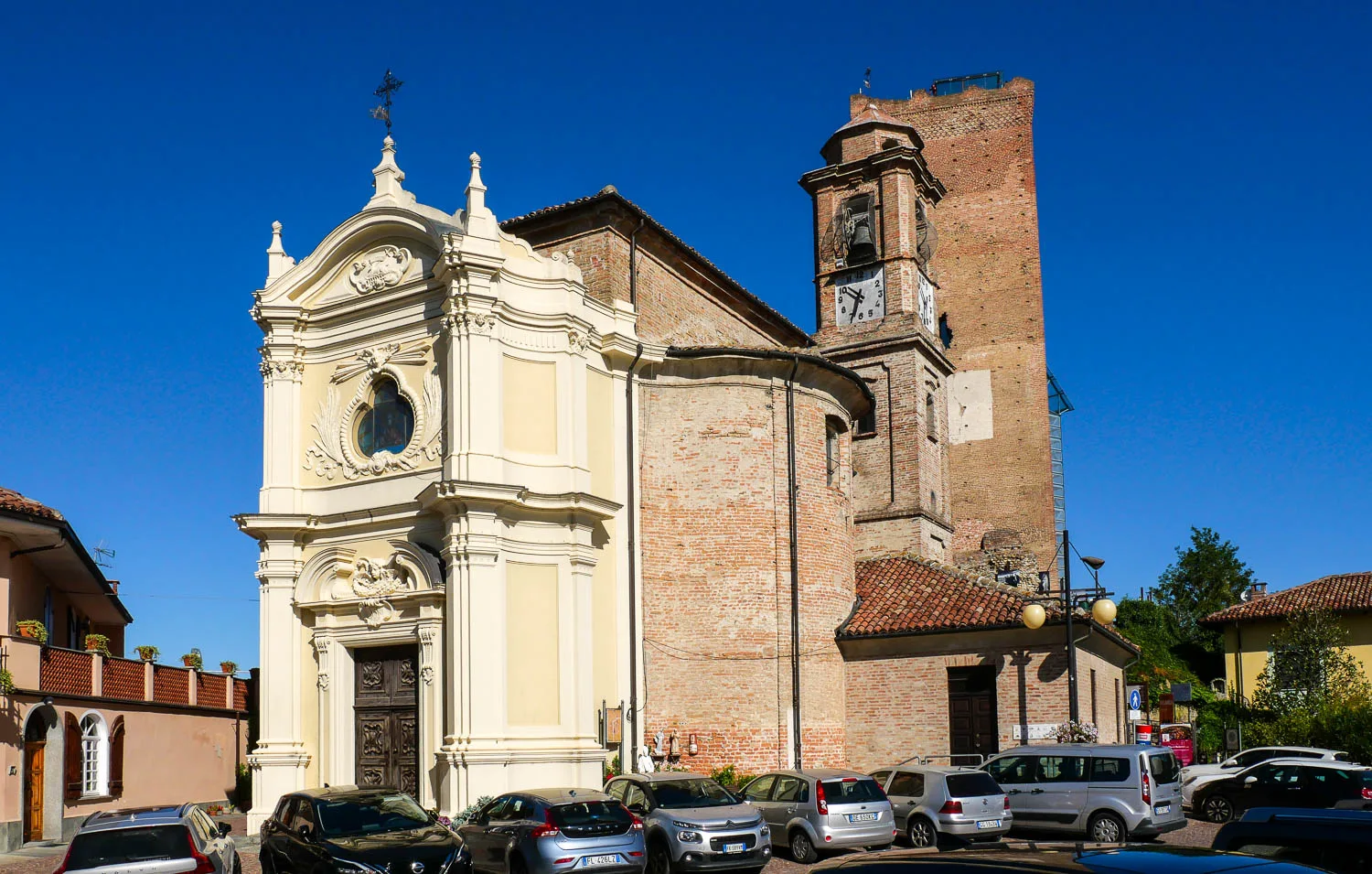 Eglise Chiesa di San Giovanni Battista et tour de Barbaresco visiter les langhe piémont italie