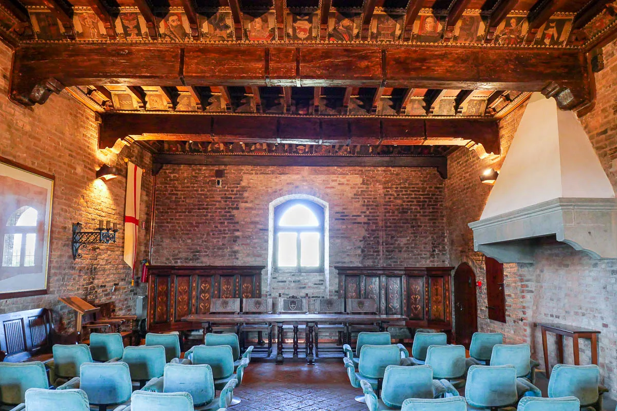 chateau grinzane cavour salle des masques italie