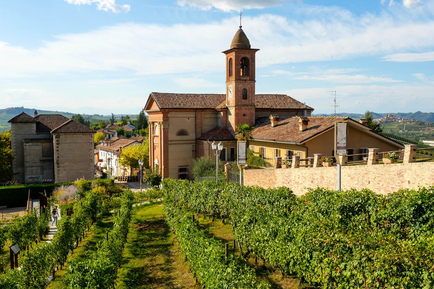 grinzane cavour église Chiesa Maria Vergine del Carmine et vignes italie