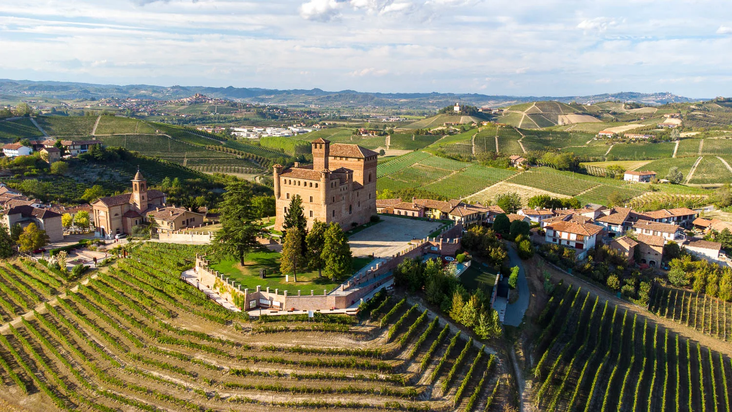Village et chateau grinzane cavour visiter les langhe piémont italie vue drone