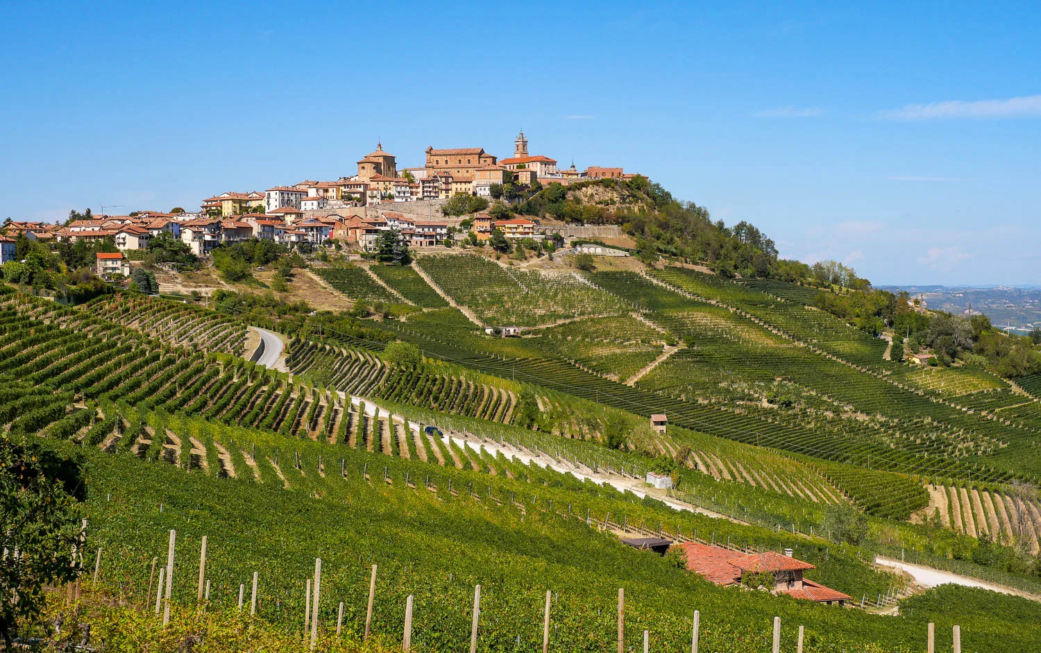 La Morra Piémont Italie point de vue sur le village médiéval et les vignobles