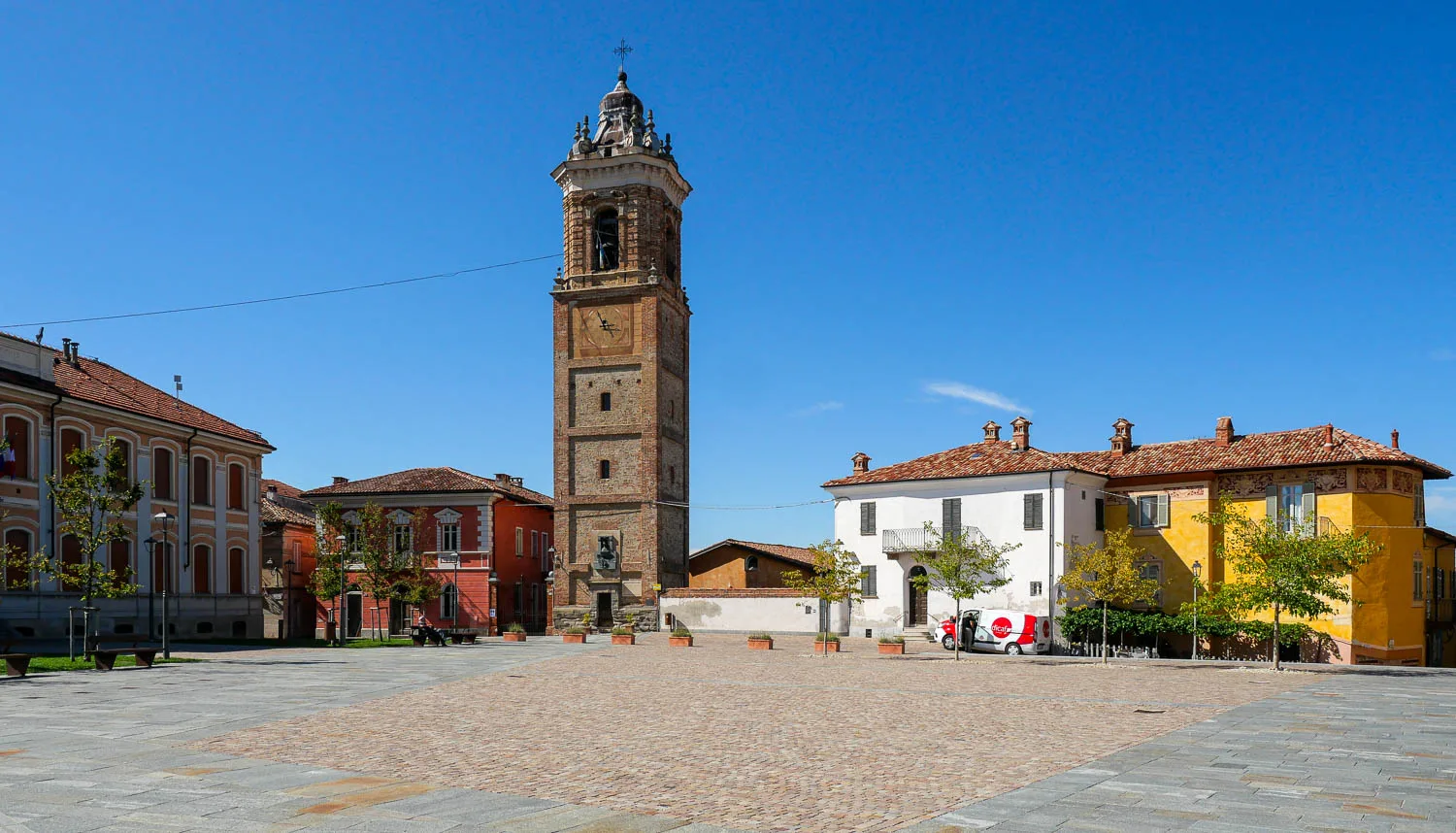 La Morra Piémont Italie piazza castello Torre Campanaria