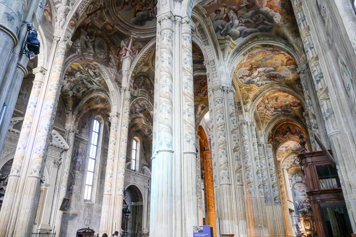 Cathédrale Santa Maria Assunta d'Asti Italie intérieur