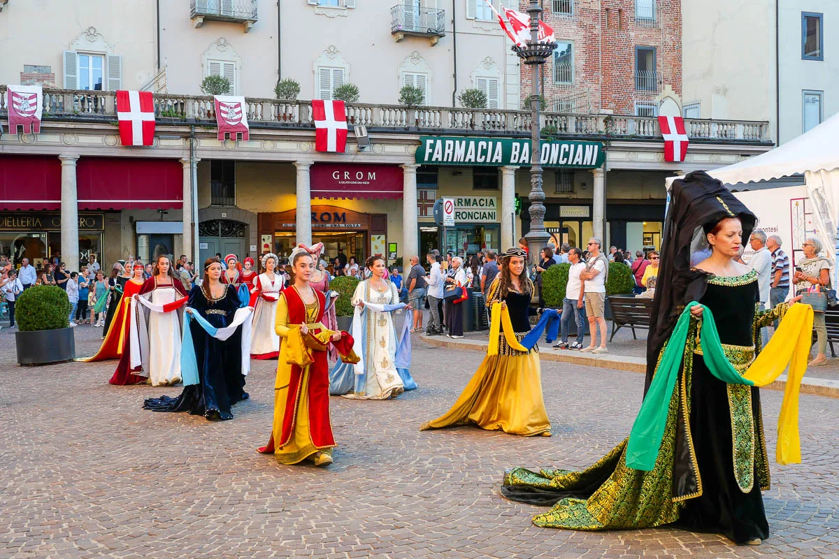 Palio Asti défilé costumes historiques Asti Italie
