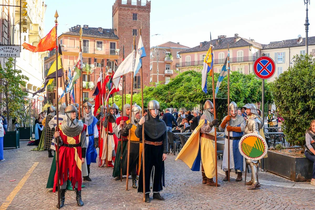 Palio Asti défilé costumes historiques chevaliers Asti Italie