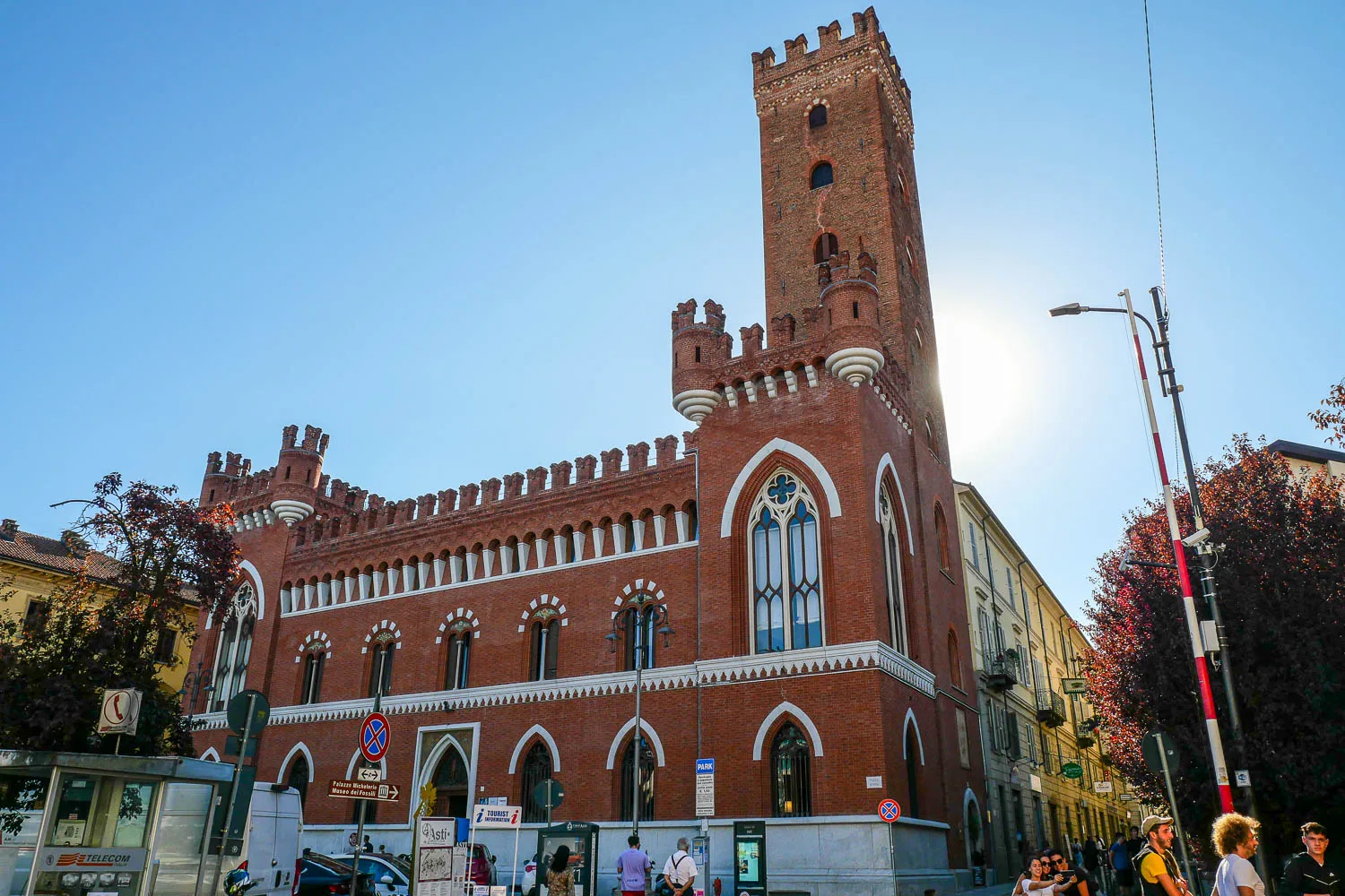Tour médiévale Torre Comentina Piazza Roma Asti Italie