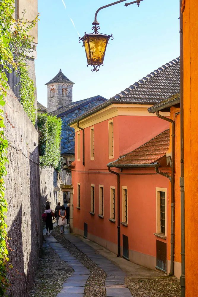 Isola San Giulio street around the island