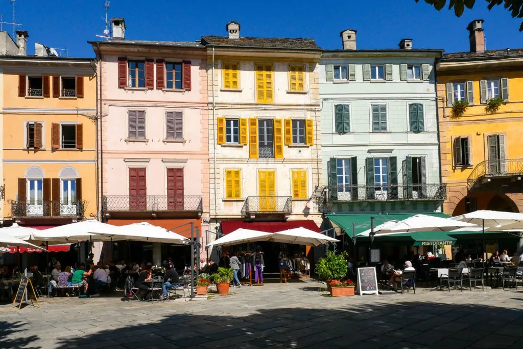 Façades colorées de la piazza Mario Motta Orta San Giulio lago d'Orta Italie
