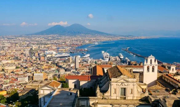 Visiter Naples en Italie vue sur la baie et le vesuve depuis le vomero