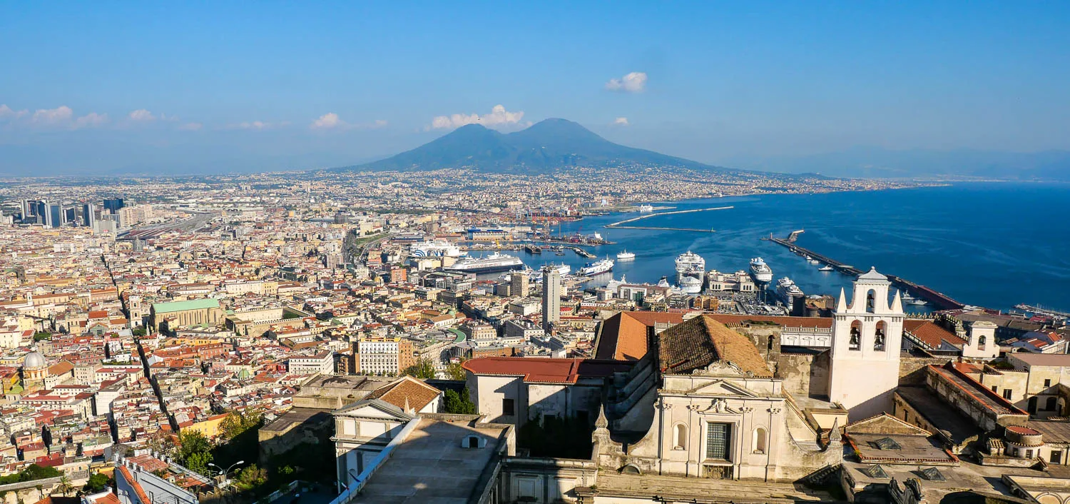 Vue et panorama sur la ville de Naples et le Vésuve depuis le chateau castel sant'elmo