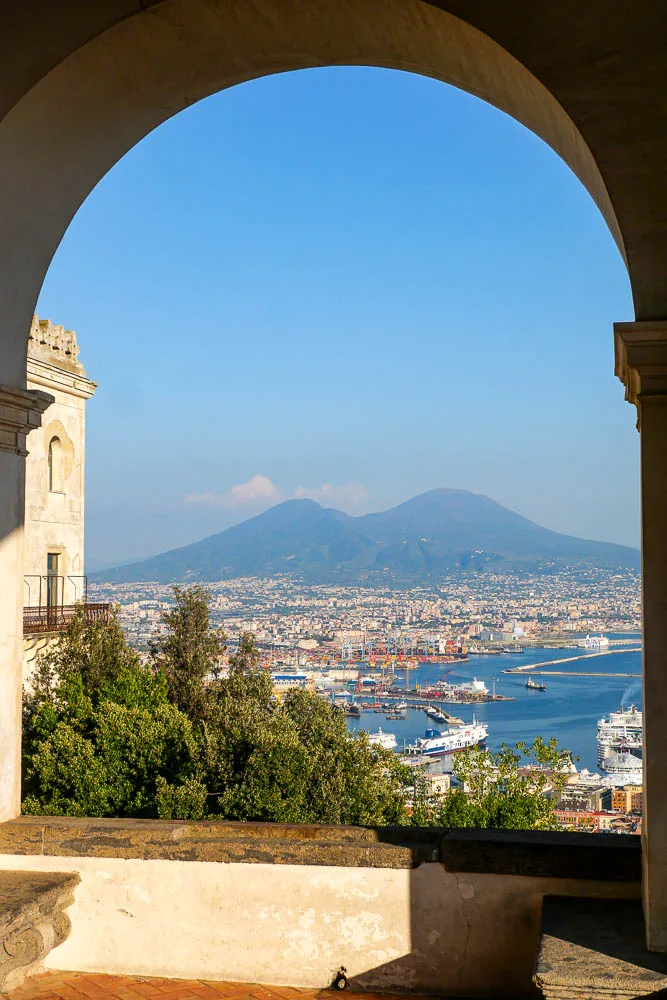 Vue depuis les balcons de la certosa di san martino sur la baie de Naples Italie