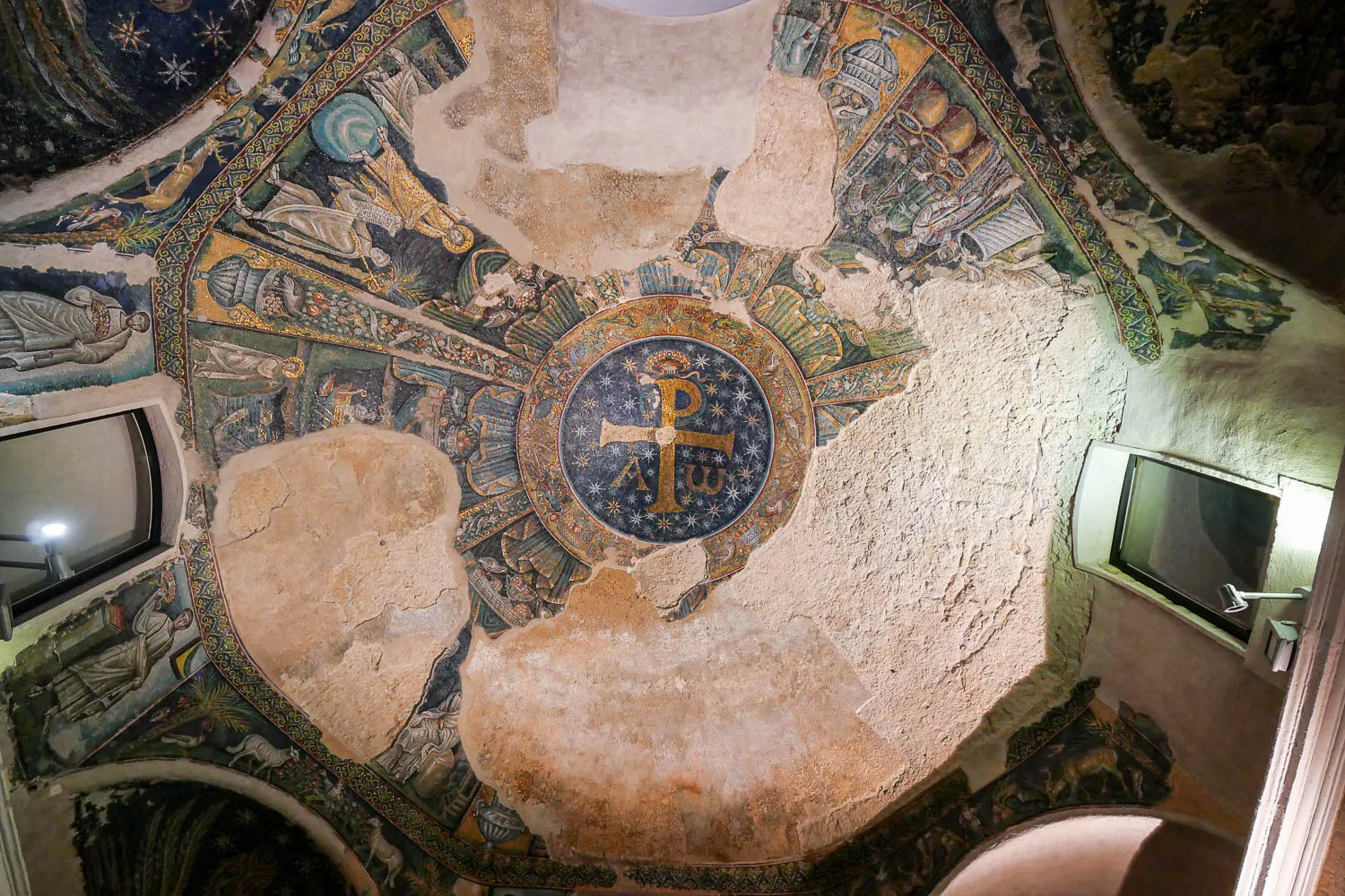 Battistero baptistère du Duomo de Naples plafond mosaiques cathédrale italie