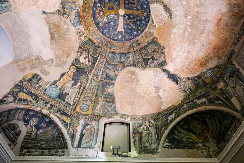 Battistero baptistère du Duomo de Naples plafond mosaiques cathédrale italie