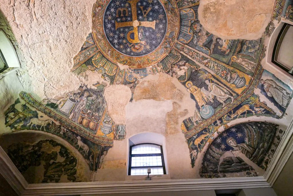 Battistero baptistère du Duomo de Naples plafond mosaiques cathédrale italie