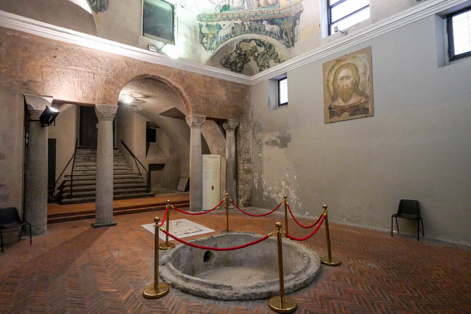 Battistero baptistère du Duomo de Naples cathédrale italie