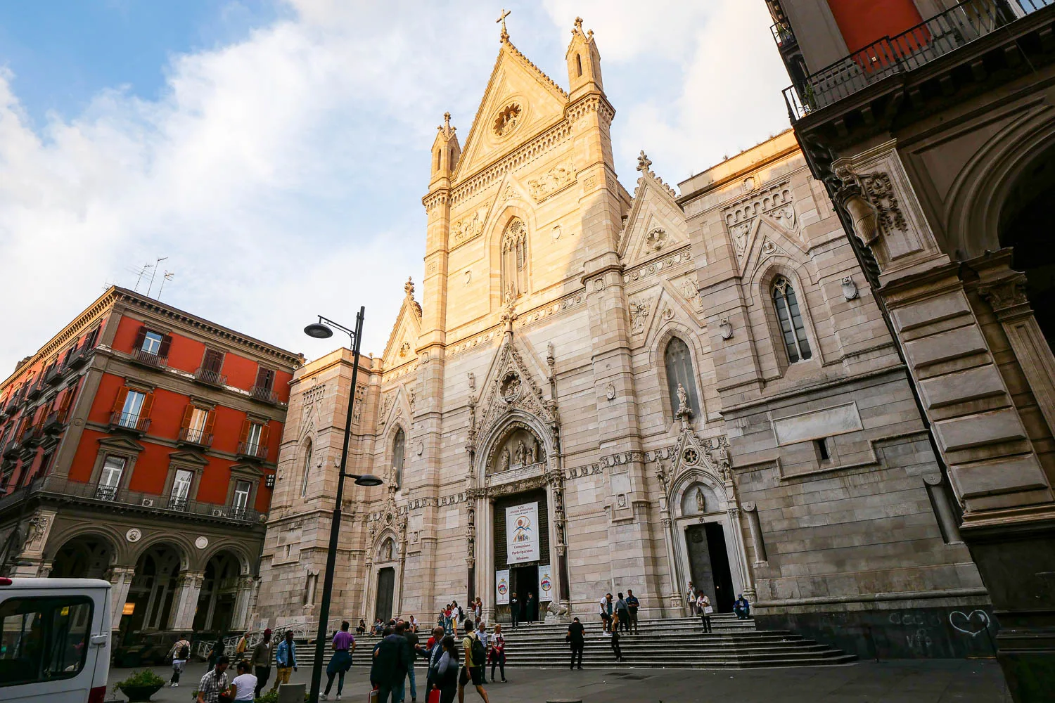 Duomo Naples cathédrale façade italie