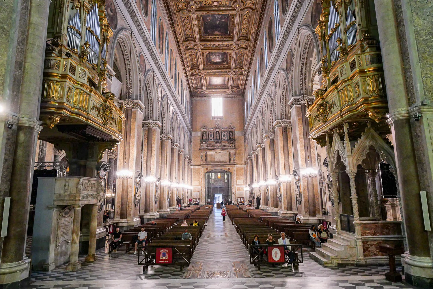 cathédrale de Naples duomo nef centrale italie église