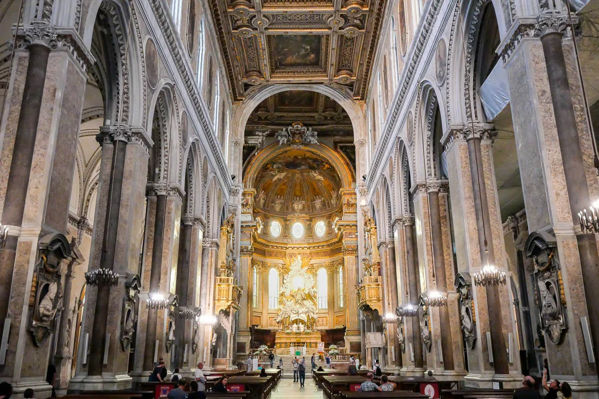 Duomo Naples cathédrale nef centrale italie