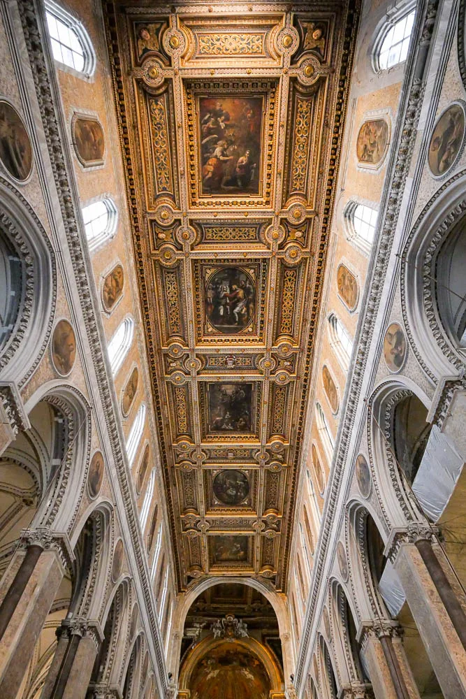 Duomo Naples cathédrale plafond à caisson nef centrale italie