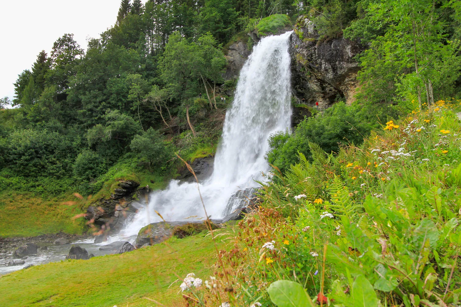 cascade steindalsfoss hardangerfjord road trip Oslo Bergen norvège