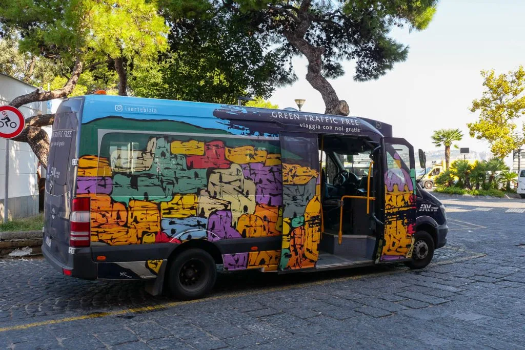 Procida mini bus comment se déplacer sur l'île