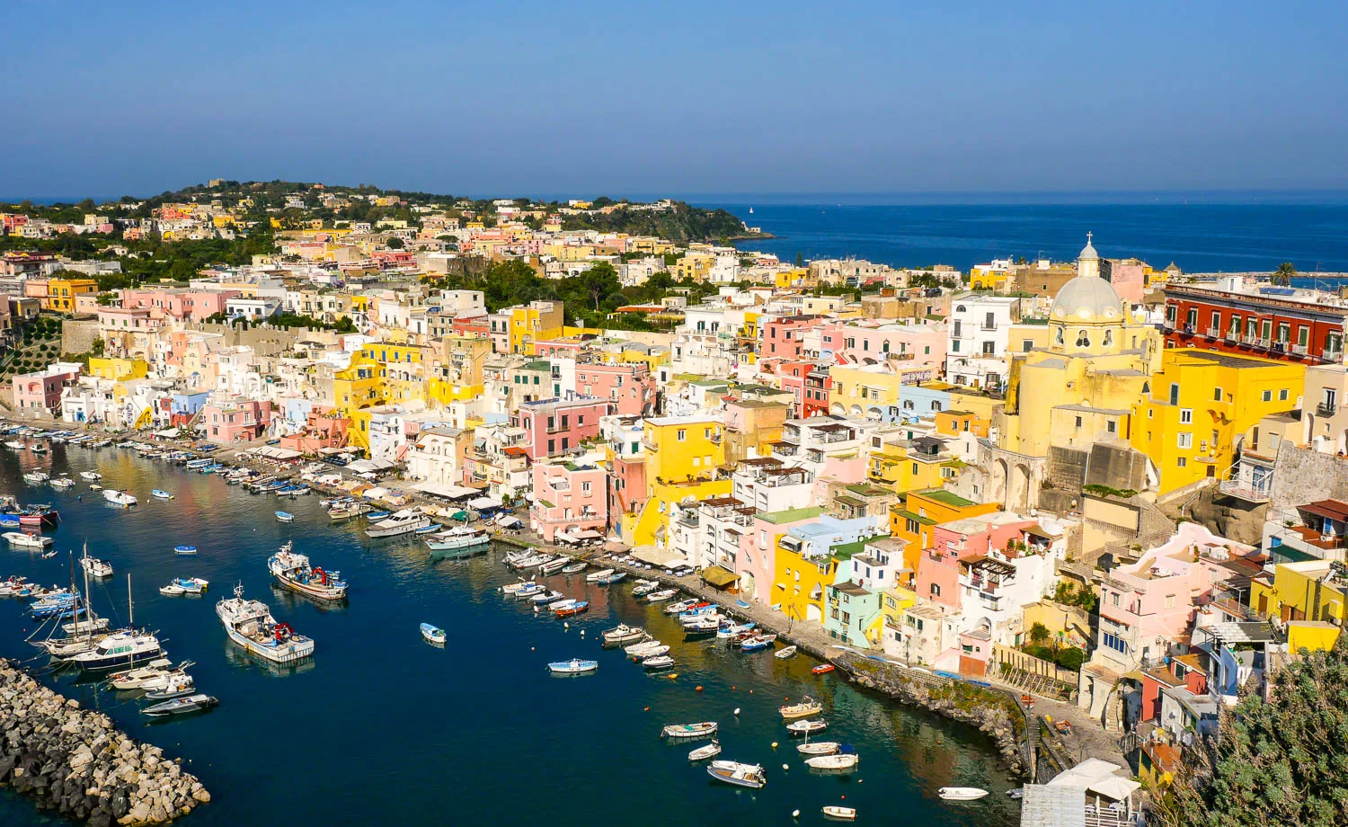 Procida point de vue panorama maisons colorées port Marina Corricella Italie