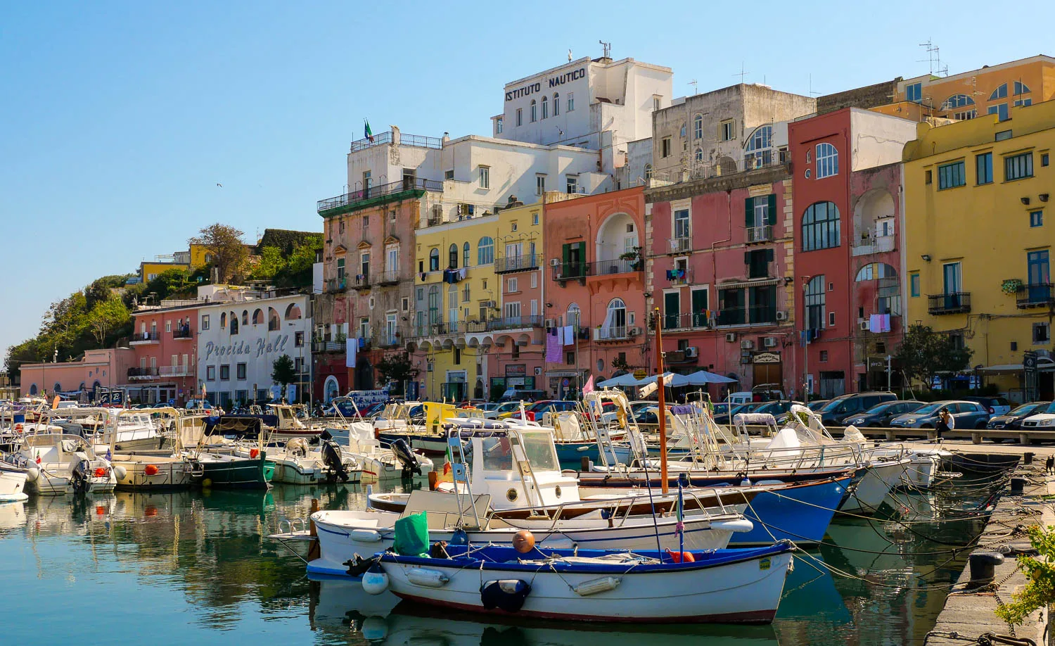 visiter Procida en Italie port marina grande