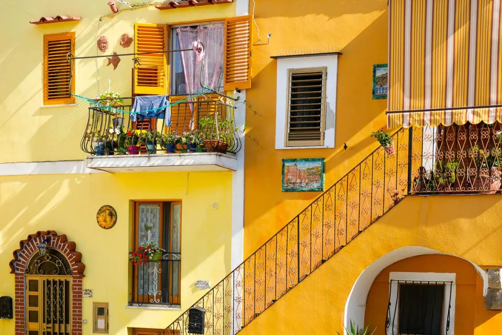 façade maison village Terra Murata île Procida Italie