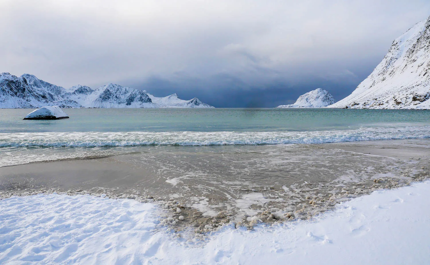 Plage Haukland Beach hiver neige Lofoten Norvège
