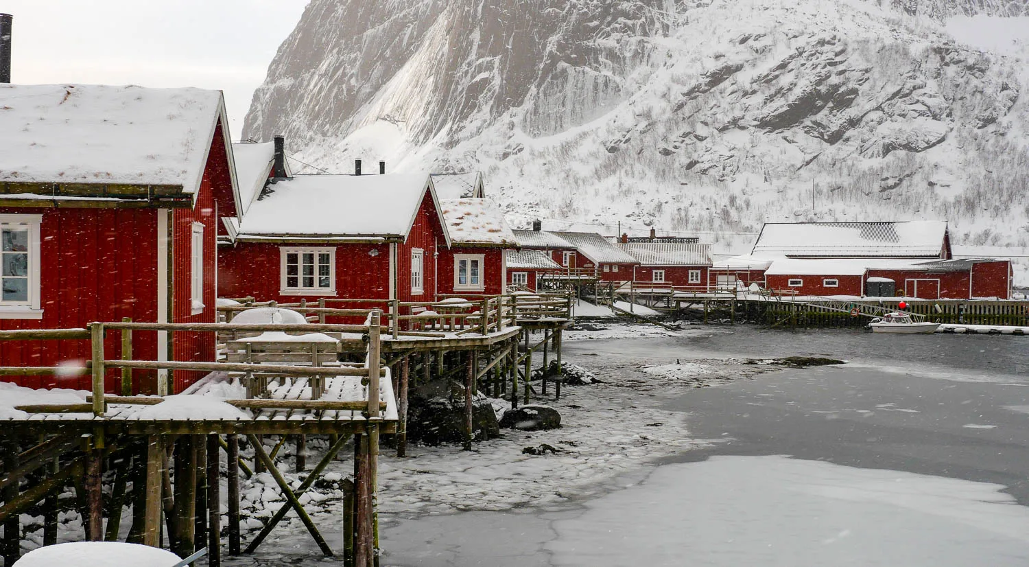 Hébergement en rorbu cabanes pêcheurs pilotis îles Lofoten Norvège
