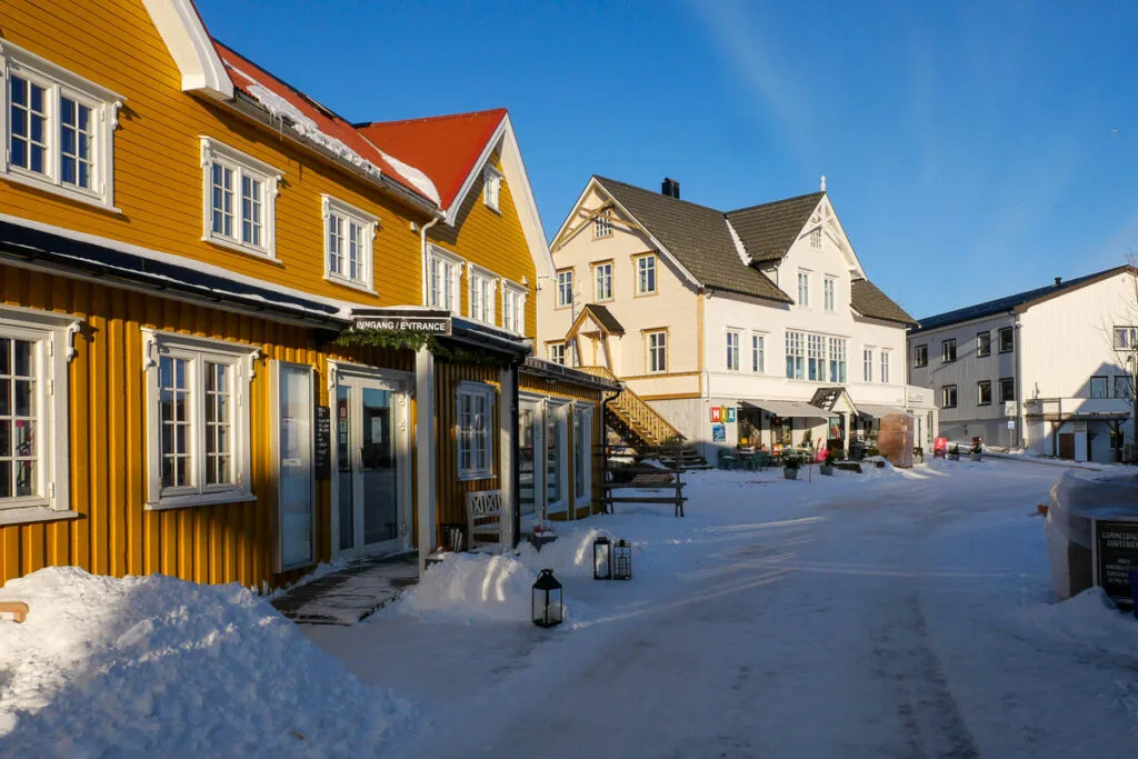 Rue village Henningsvaer en hiver lofoten neige norvège