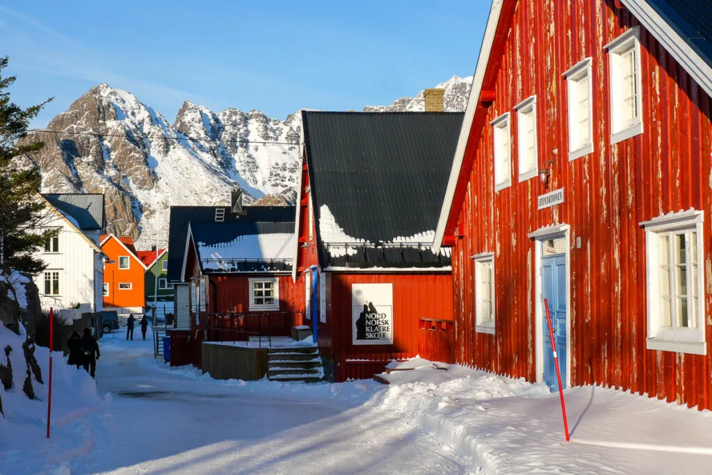 Rue village Henningsvaer en hiver lofoten neige norvège