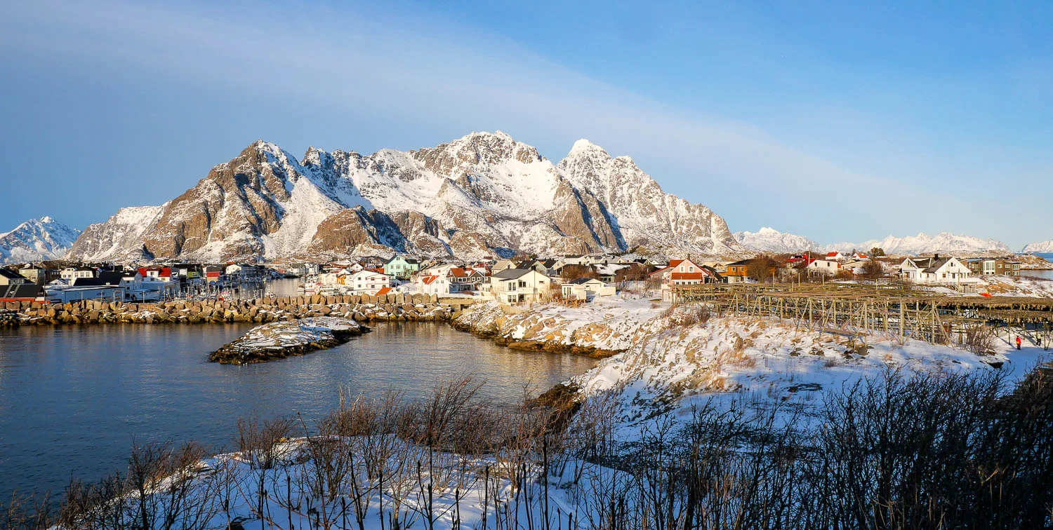 Point de vue village Henningsvaer en hiver lofoten neige norvège