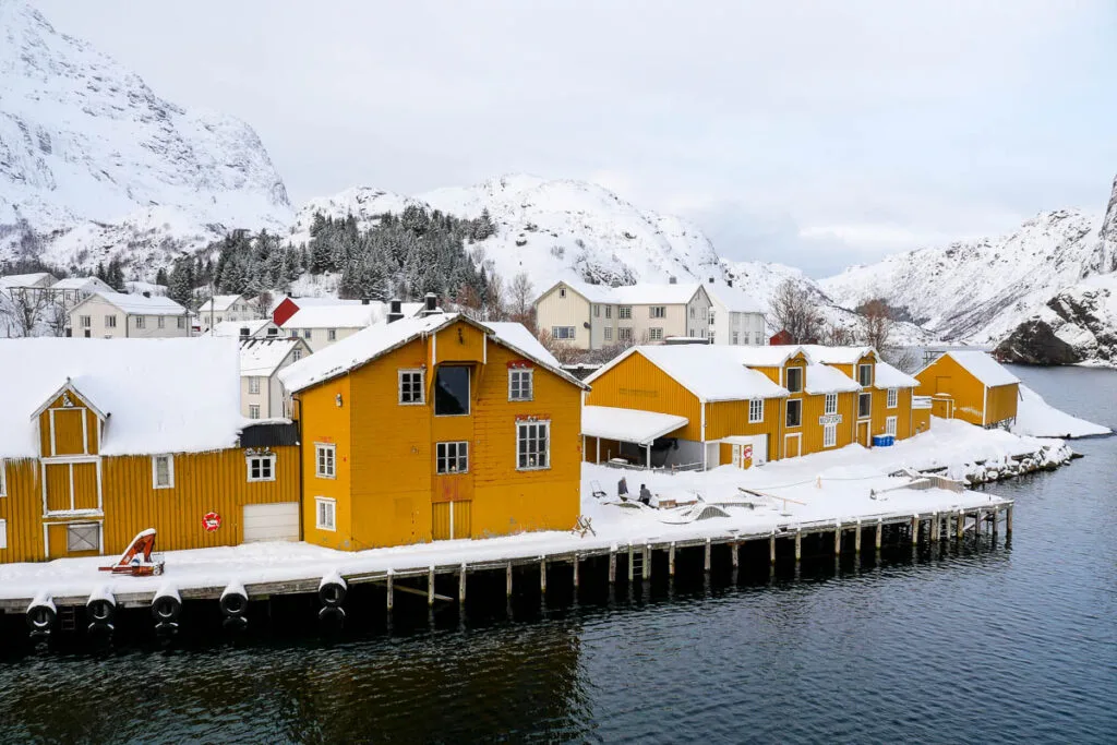 Maisons jaunes port Nusfjord en hiver neige îles Lofoten Norvège