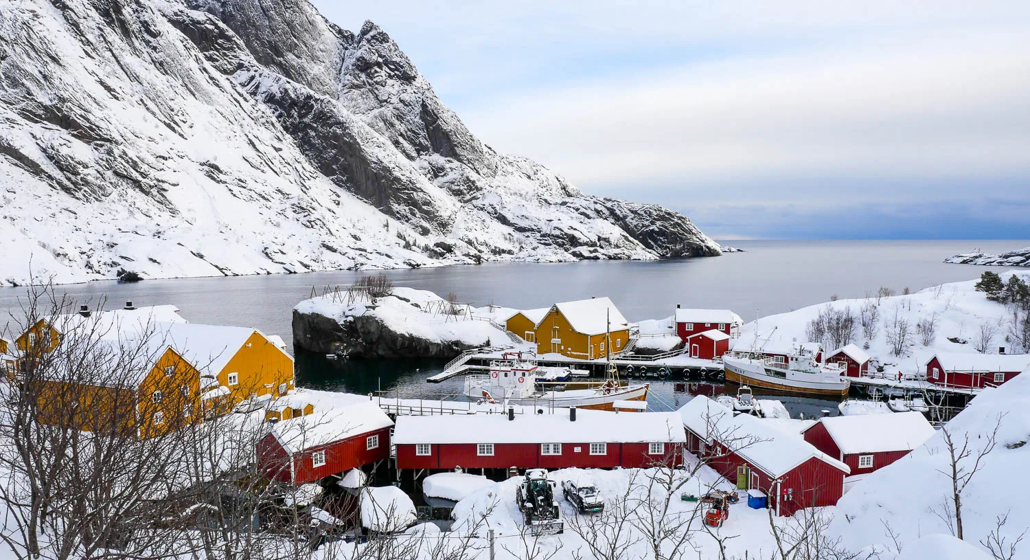 Nusfjord en hiver neige îles Lofoten Norvège