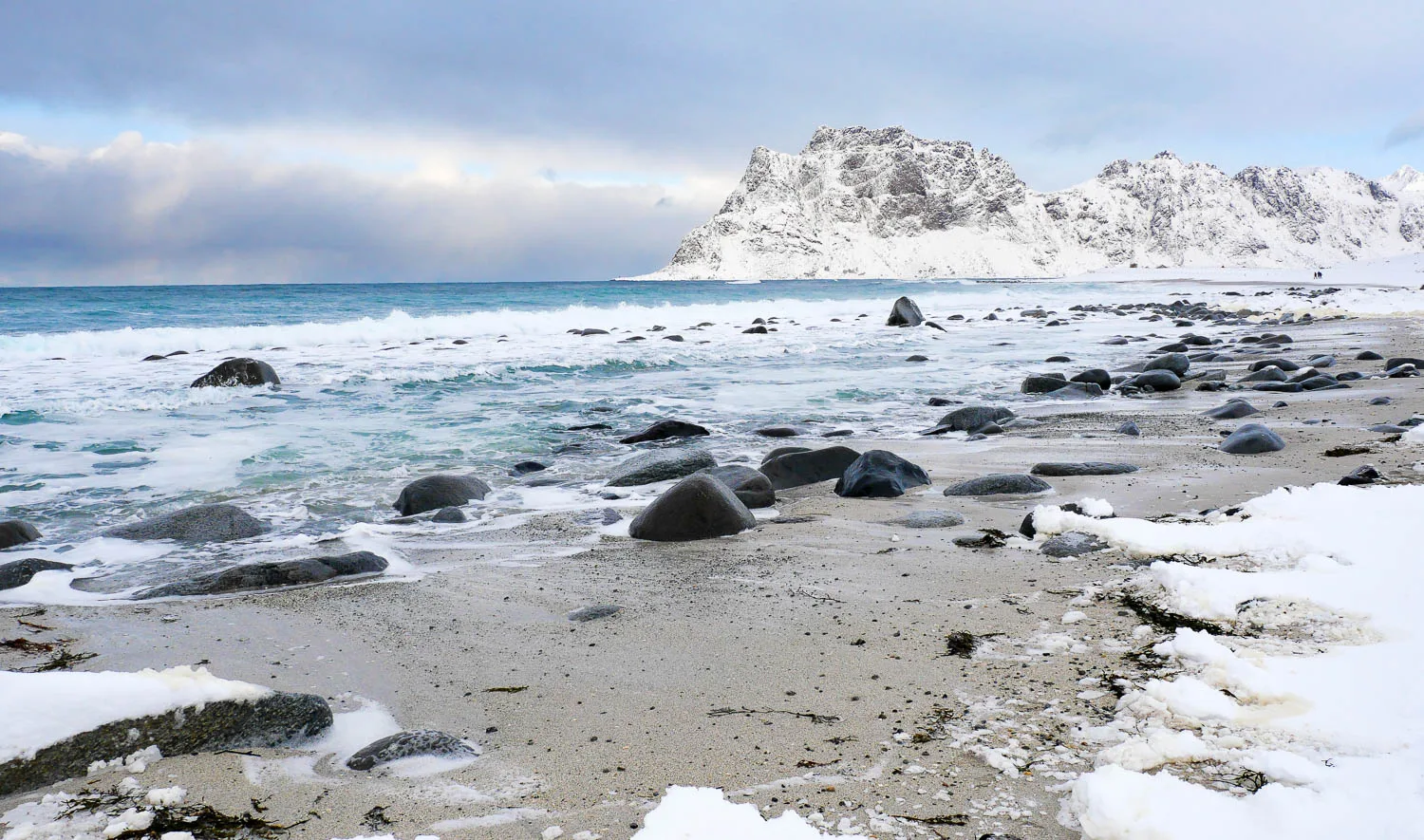 Plage Uttakleiv hiver neige Lofoten Norvège