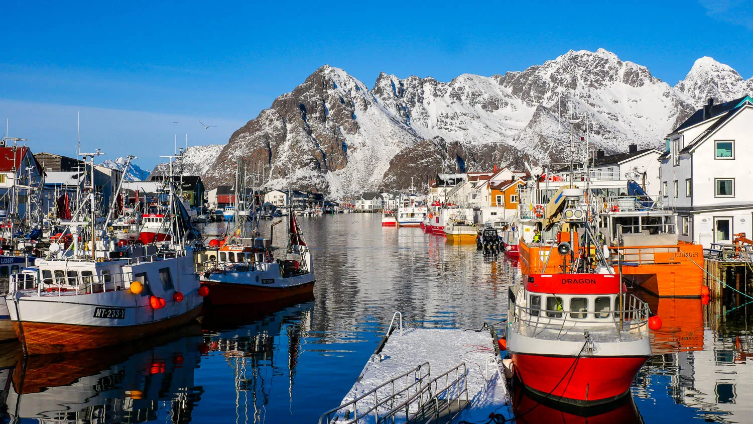 Port Henningsvaer en hiver lofoten neige bateaux pêcheurs norvège
