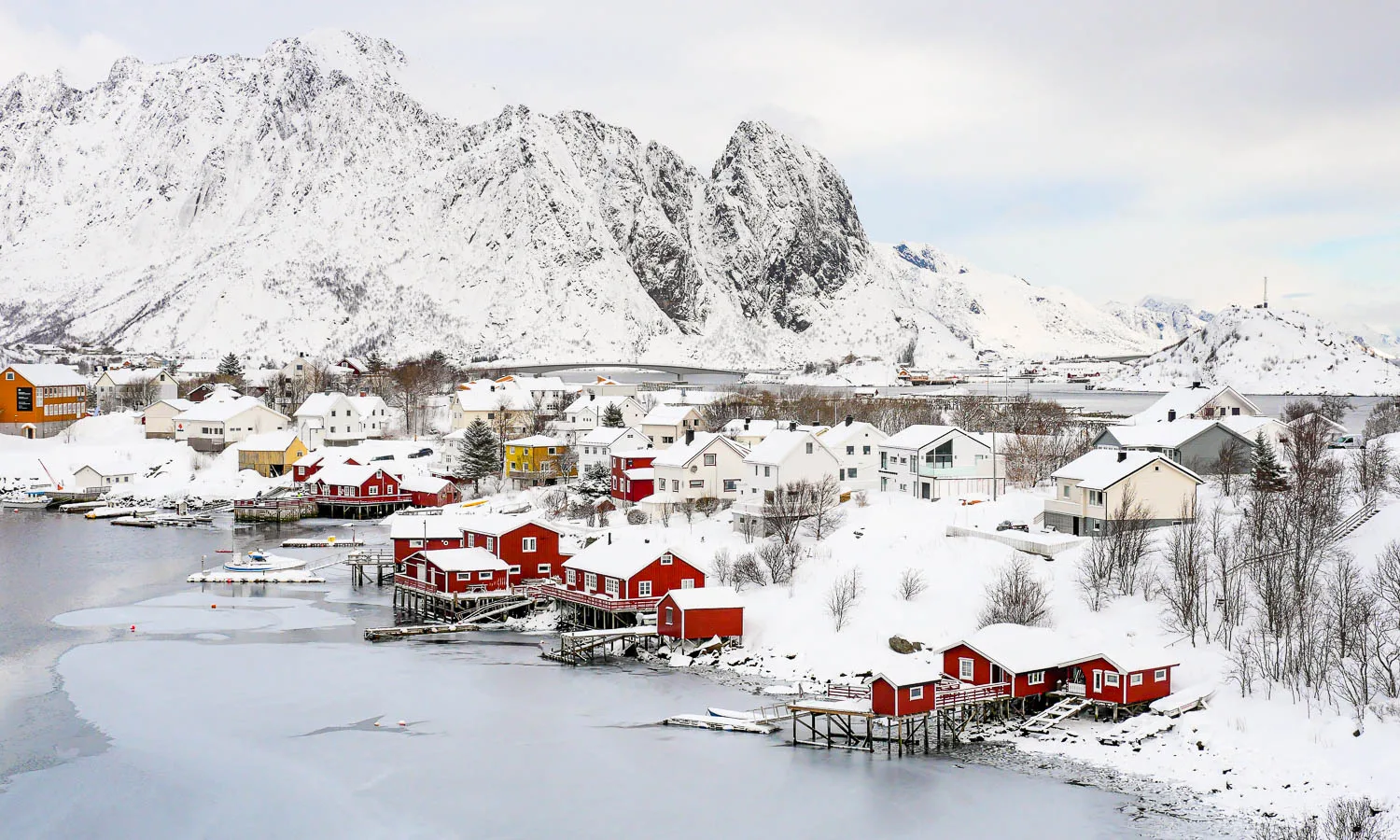 Village Reine en hiver sous la neige Lofoten Norvège