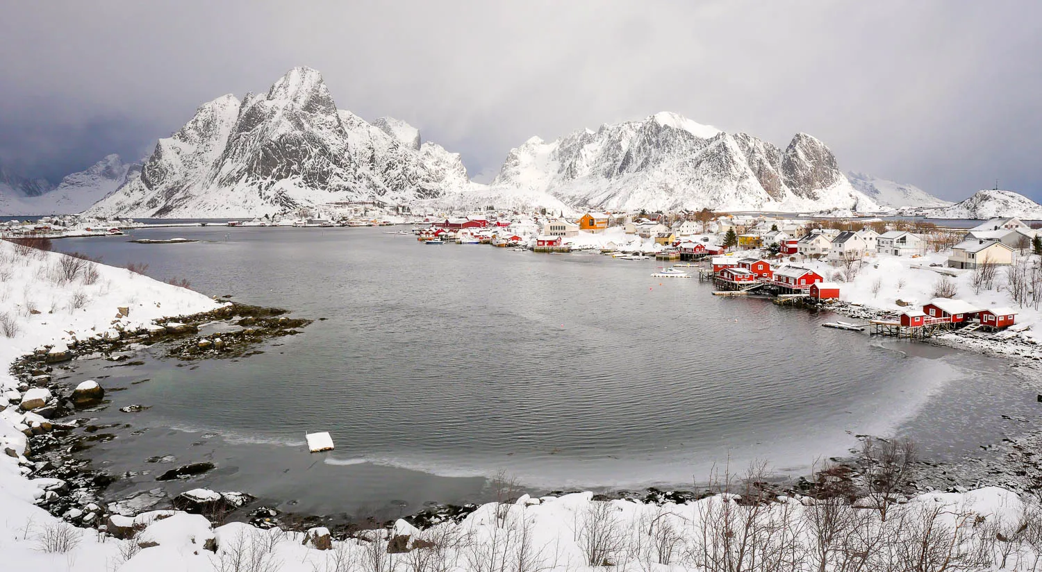 Vue panoramique village Reine en hiver sous la neige îles Lofoten Norvège