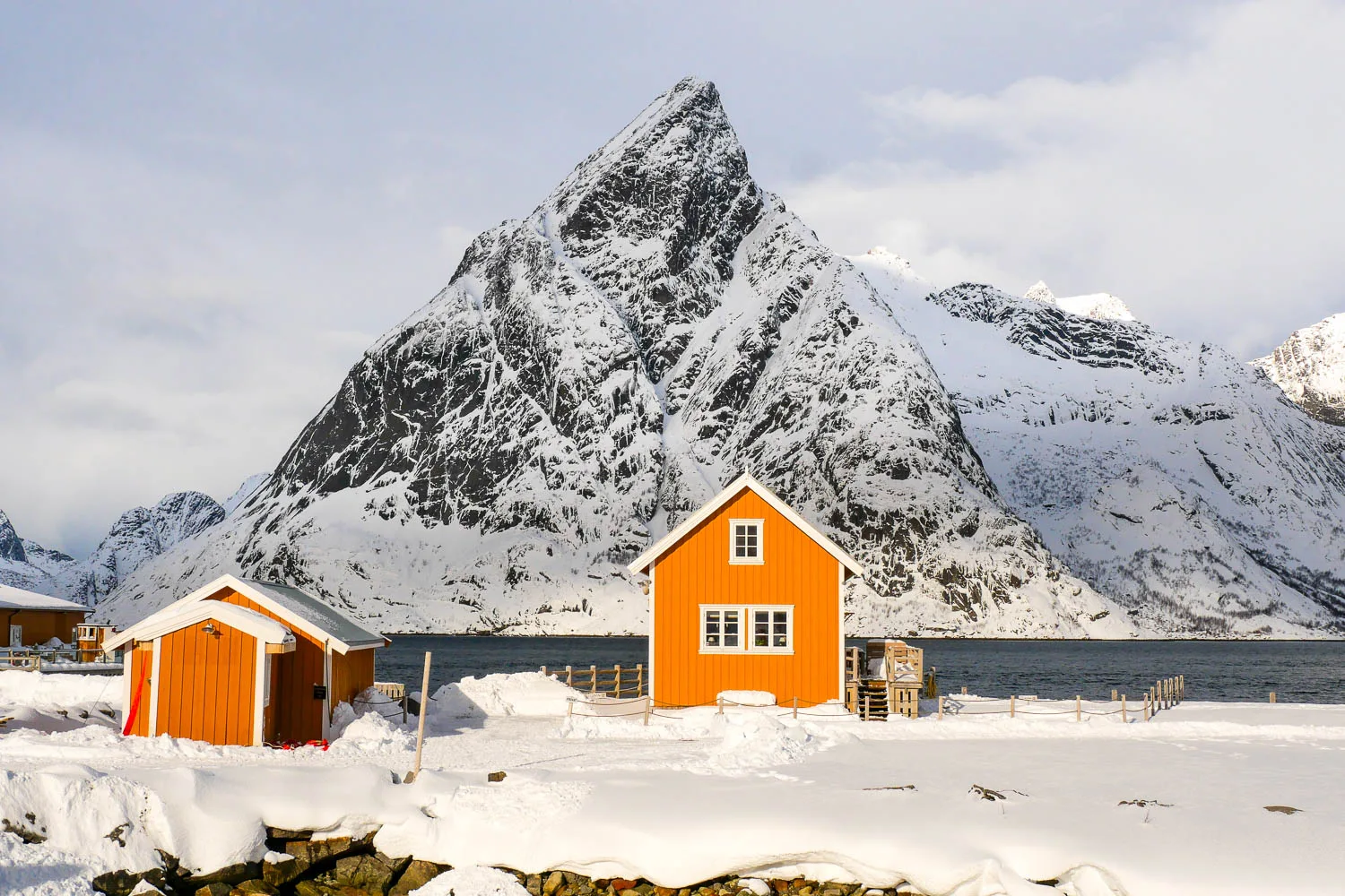 cabane jaune Sakrisoy spot instagram hiver neige Lofoten Norvège